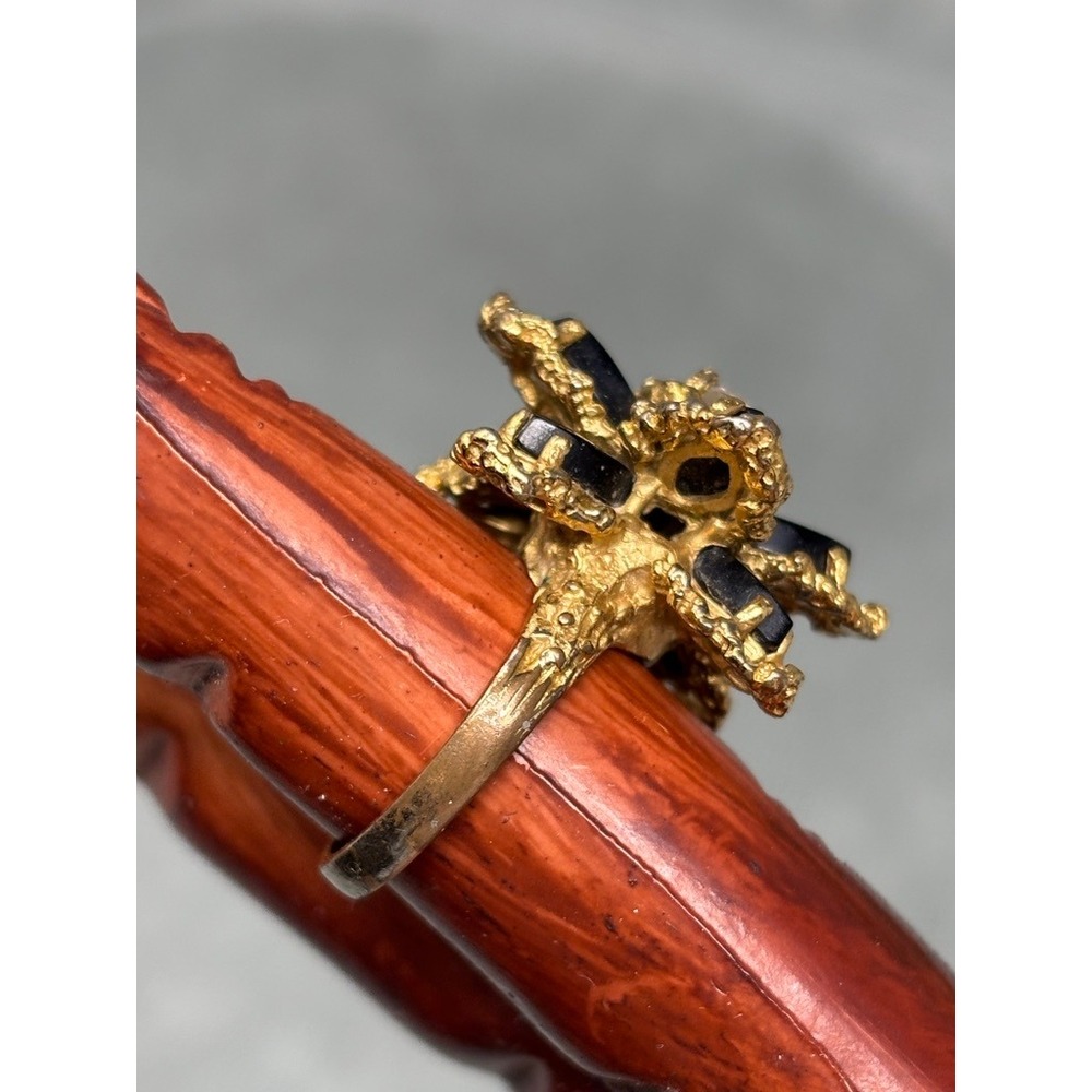 Vtg Gold Tone Black Floral Cocktail Ring Clear Center Stone Statement Size 5.5 - Picture 6 of 10